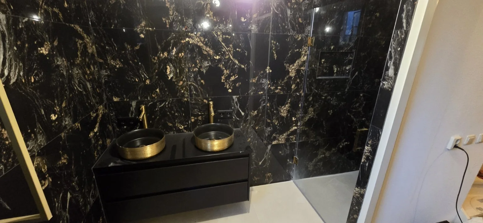 Luxe donkere badkamer