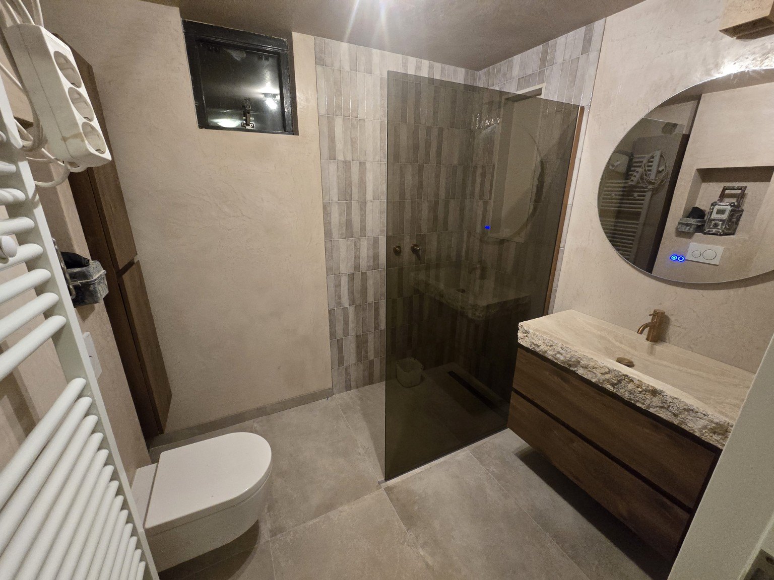 Badkamer met natuurstenen wastafel