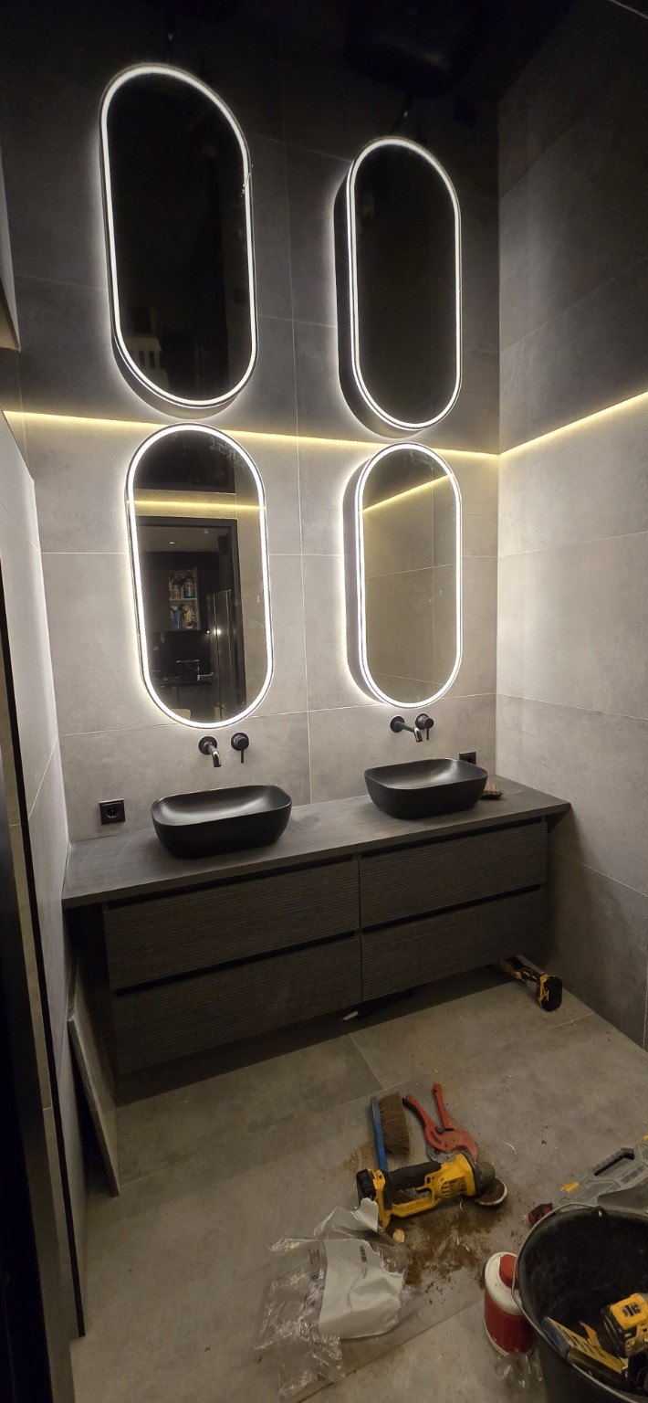 Luxe badkamer met dubbele wastafel en marmerlook wand